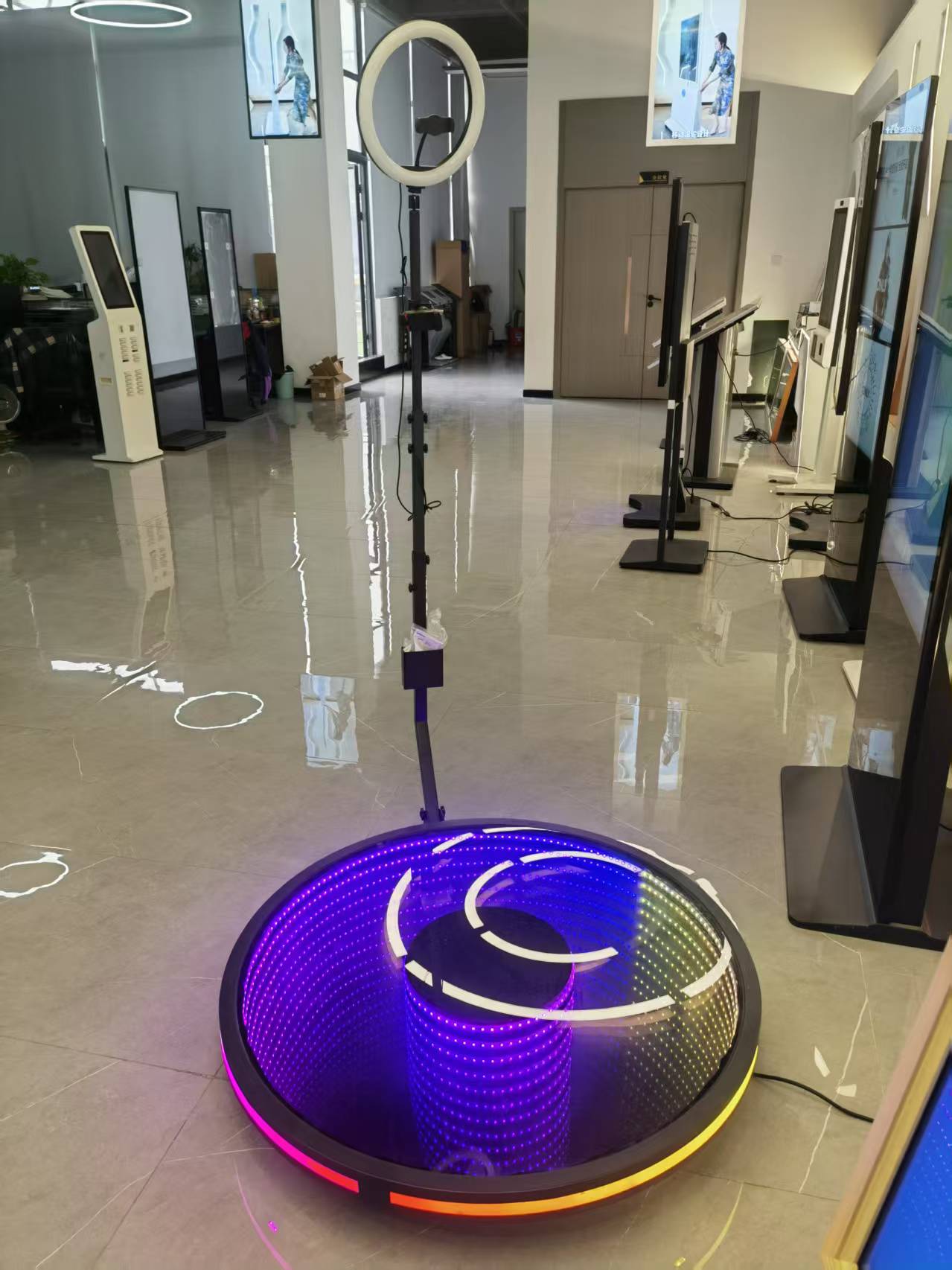 Wie verbessert ein Spiegel-LCD-Display die digitale Beschilderung und Interaktion?