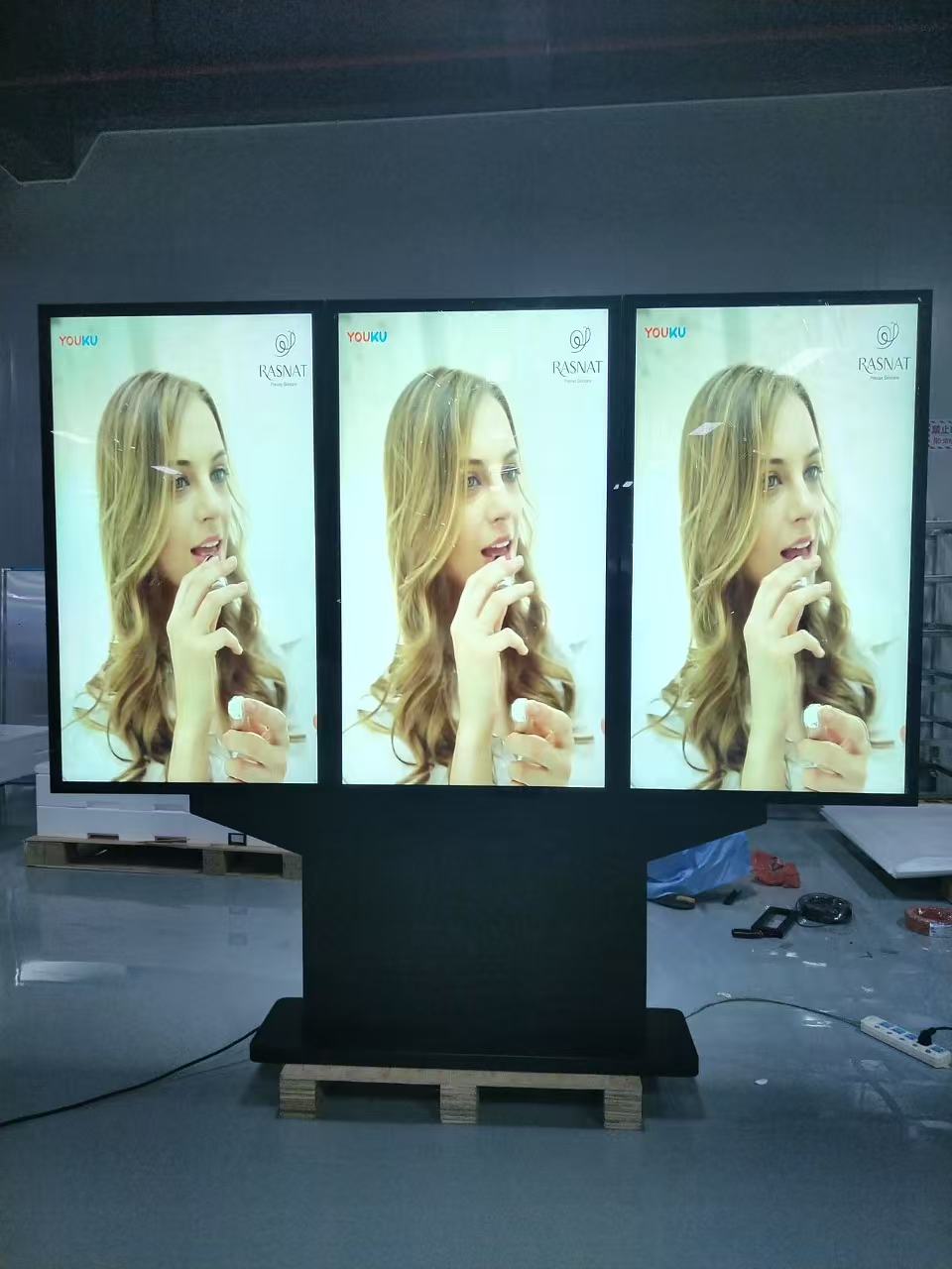 4K 49 55 65 75 Zoll Triple Screen Outdoor Outdoor Commercial Advertising Video Player IP66 wasserdicht
