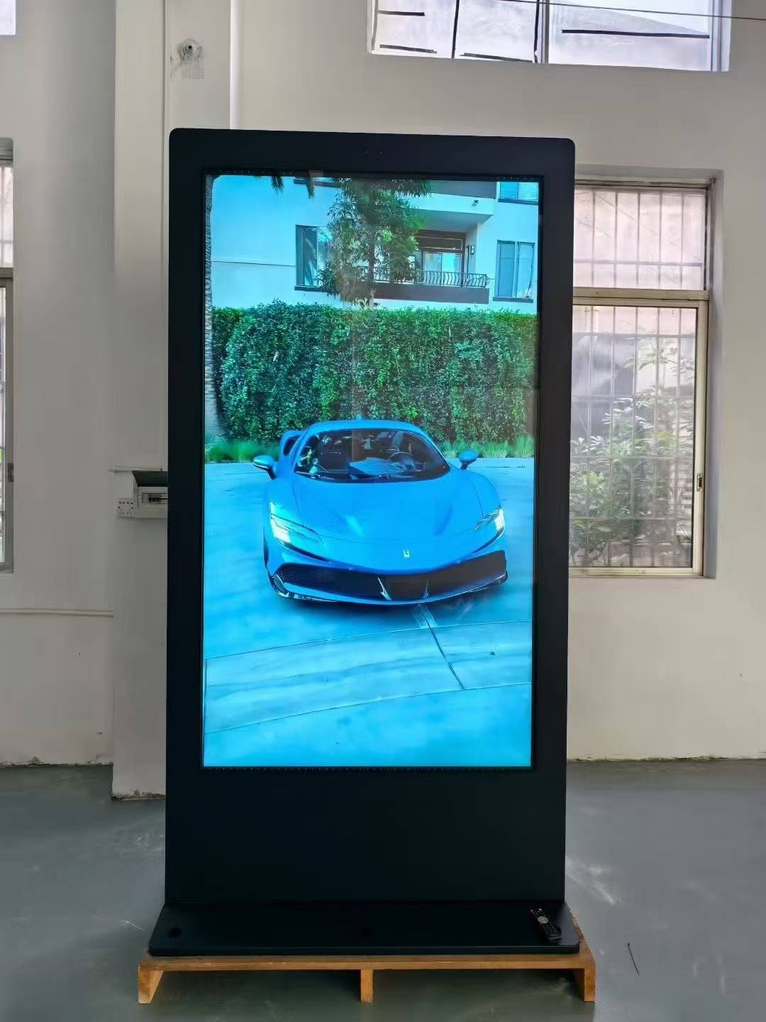 Outdoor 86 -Zoll -Boden 2500nits Kiosk 4K Digitale Beschilderung